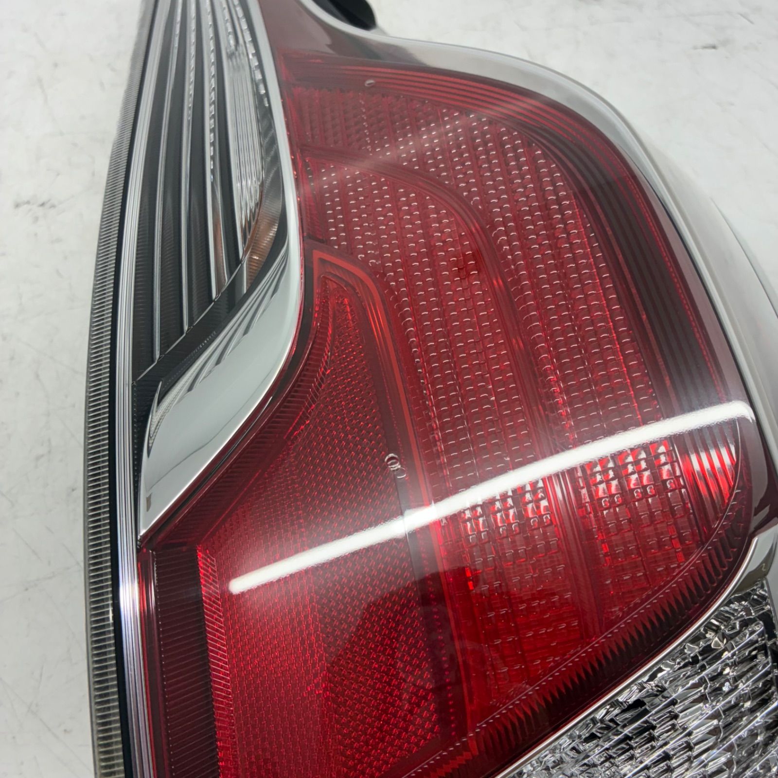 美品【コーティング済】トヨタ NHP10 AQUA アクア 中期 テールライト