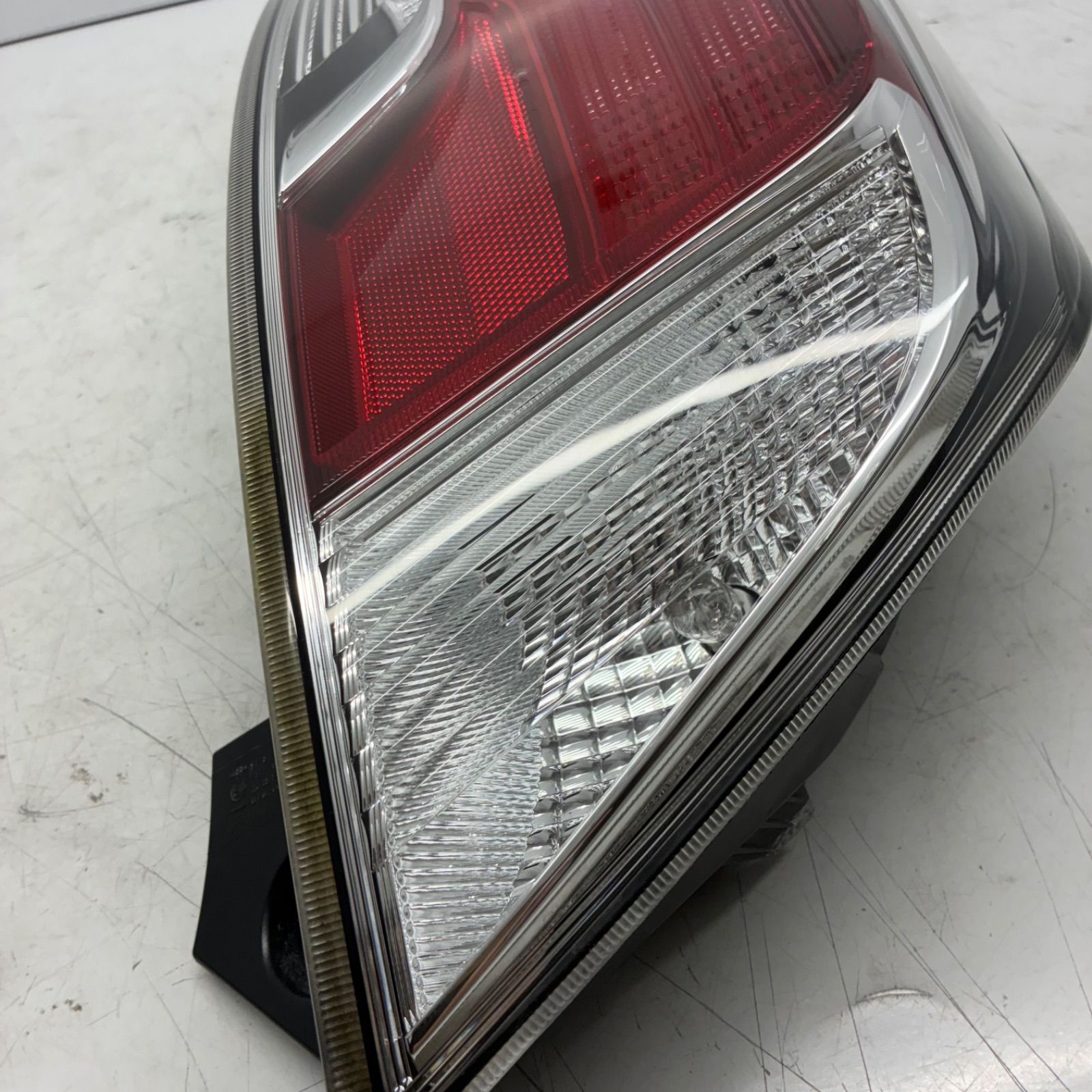 美品【コーティング済】トヨタ NHP10 AQUA アクア 中期 テールライト