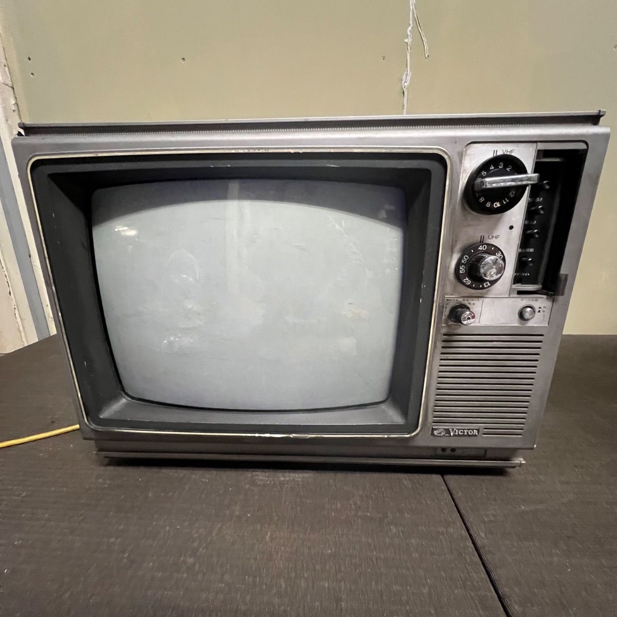 【稼働品　レア】T-202 TV ポータブルテレビ　 ブラウン管 ⭐︎ Victor 昭和 レトロ ポータブル ブラウン管 テレビ BL_b - メルカリ