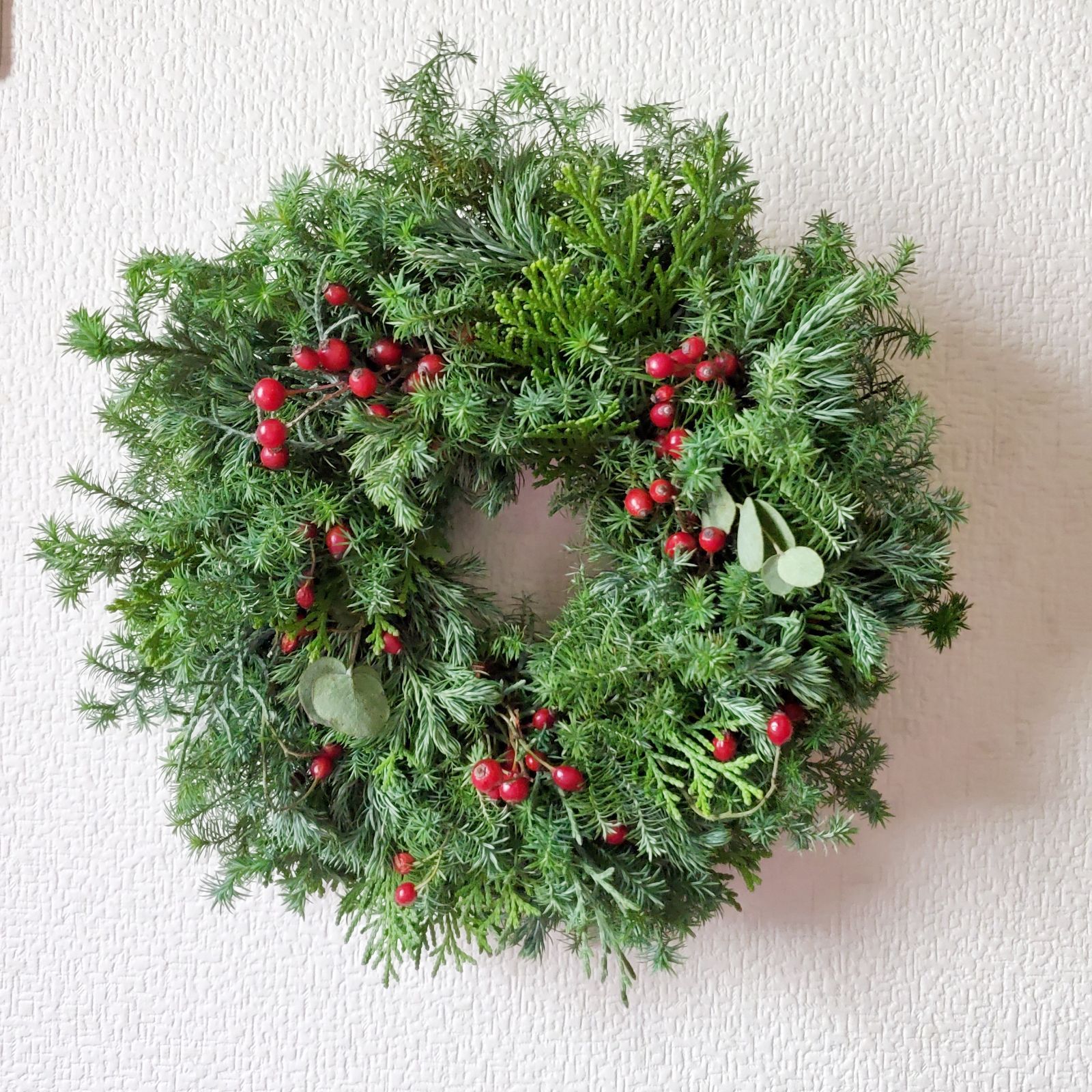 コニファーと野バラの実を使ったナチュラルリース クリスマスリース