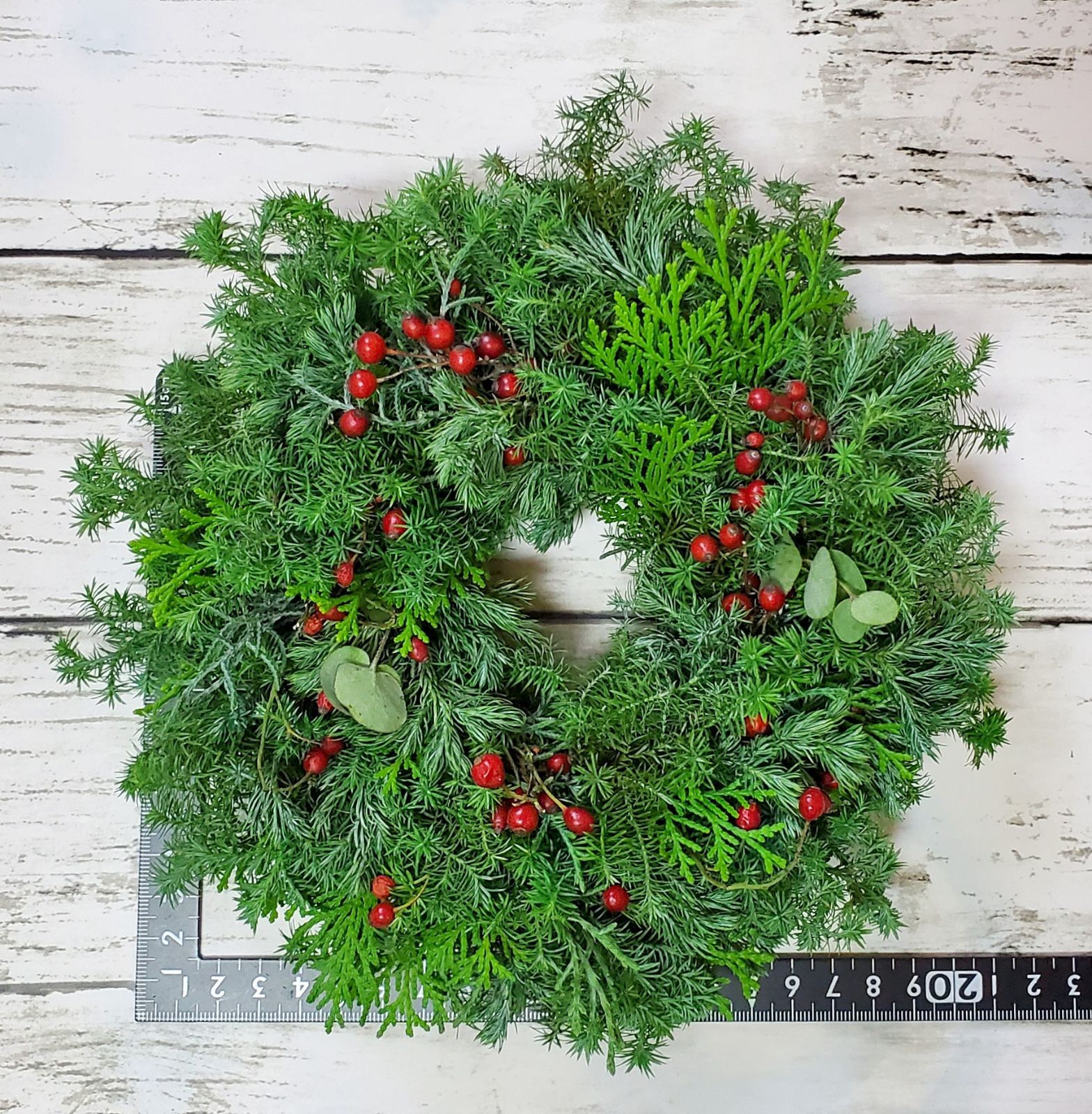 コニファーグリーンと木ノ実のクリスマスリース✴︎冬リース yさま オーダー コニファーと赤い実 クリスマス：冬リース 白 | iichi