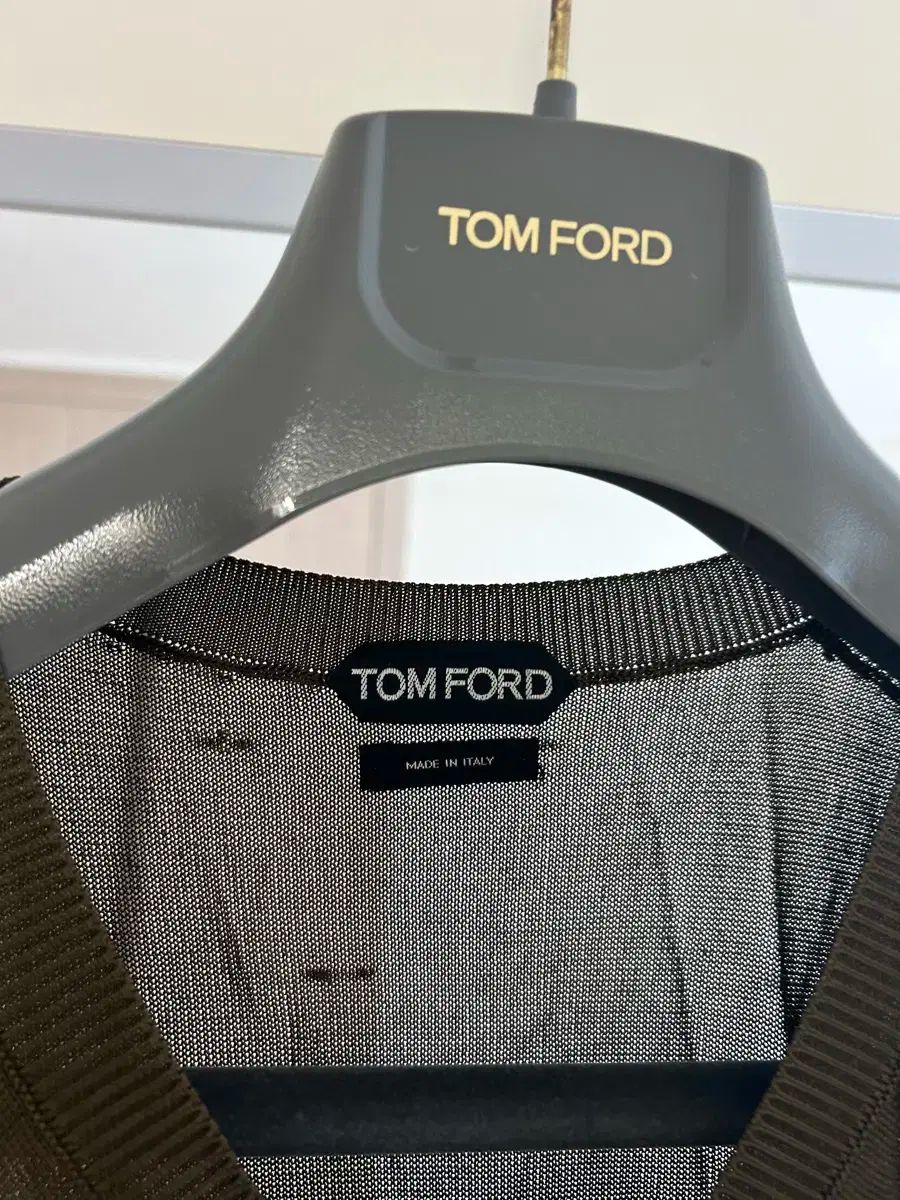 定価約20万　TOM FORD トムフォード シルクVネックニット 国内正規品 定価約20万 TOM FORD トムフォード シルクVネックニット 国内正規品