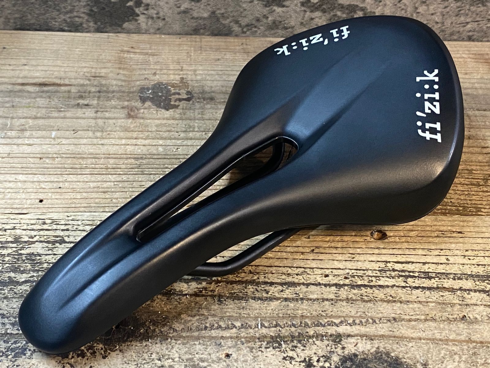 JP061 フィジーク fizik アリアンテ ALIANTE TEMPO サドル 143mm