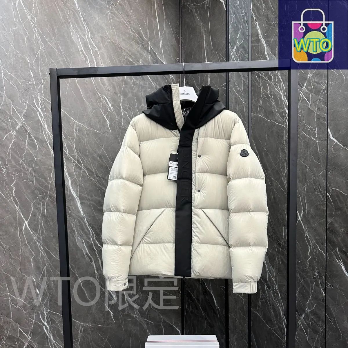 MONCLER アイボリー ジャンパー White Ivory Taidu Hooded Down Jacket - Down Jackets & Vests for