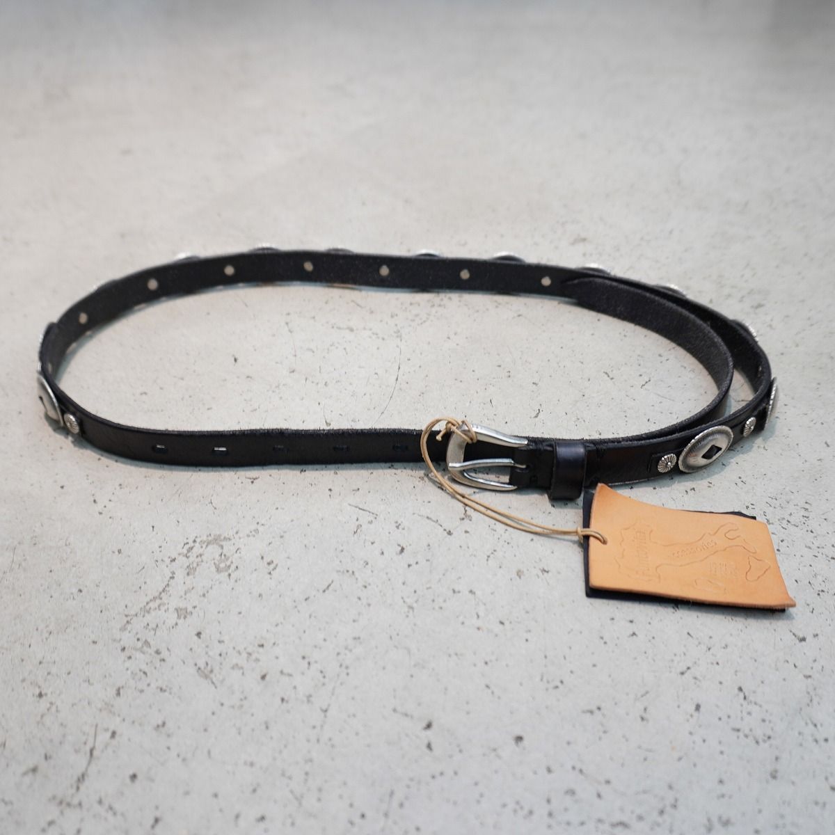 「Puntovita」コンチョ細ベルト ブラック プントヴィータ Puntovita コンチョ細ベルト （NERO） - ファッション