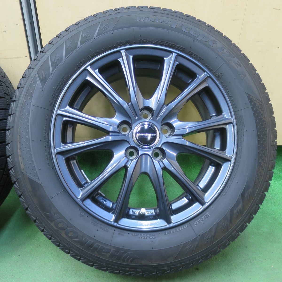 国産バリ溝23年式195/65R15 スタッドレス バリ溝！23年！9.5分☆プリウス 等 195/65R15 スタッドレス ダンロップ