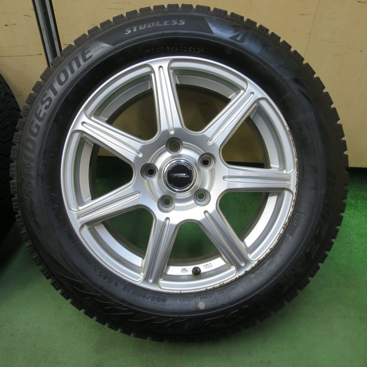 ノリ⭐︎バリ溝⭐︎送料込み⭐︎205/60R16ホイールセット4本 22年製バリ溝‼️205/60R16スタットレスタイヤホイール4本セット - メルカリ