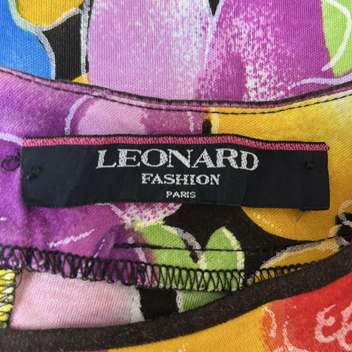 マカ95 超美品 レオナール 半袖カットソー Vネック 花柄 Lサイズ マカ95 超美品 レオナール 半袖カットソー Vネック 花柄 Lサイズ マカ95