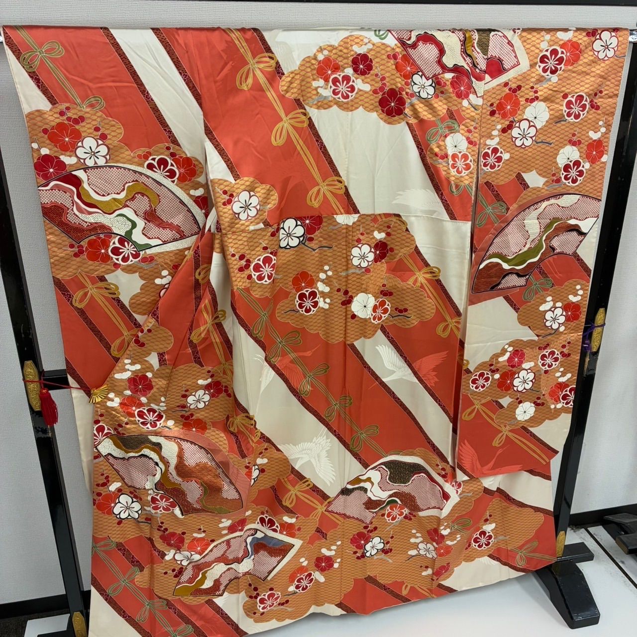 着物月花 刺繍 金彩 可憐な薔薇 振袖 正絹 ガード加工 ki801. 金彩 着物月
