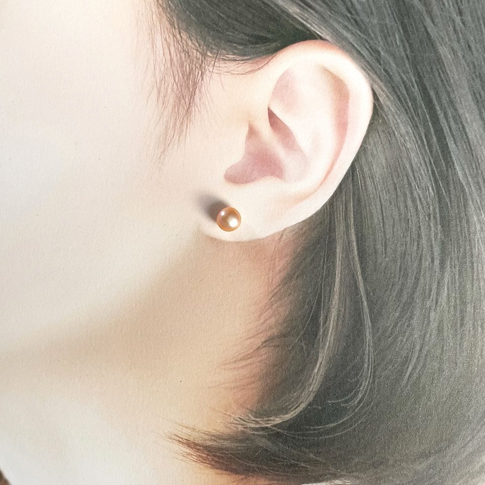 オレンジ系 本真珠のスタッドピアス/イヤリング 淡水パール チタン