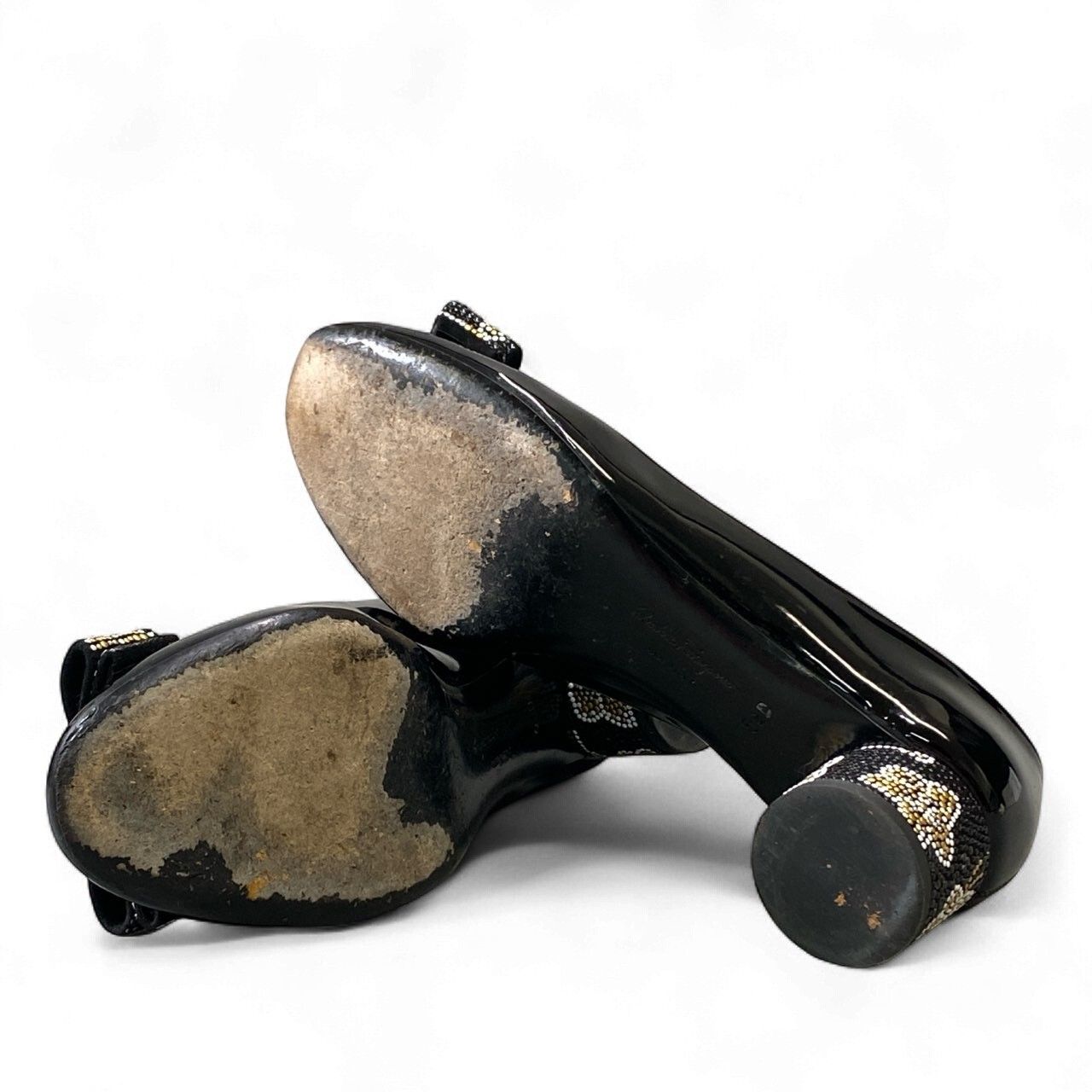 サルヴァトーレフェラガモ エナメルパンプス ヒール ヴァラリボン ブラック 8D サルヴァトーレフェラガモ エナメルパンプス ヒール ヴァラリボン