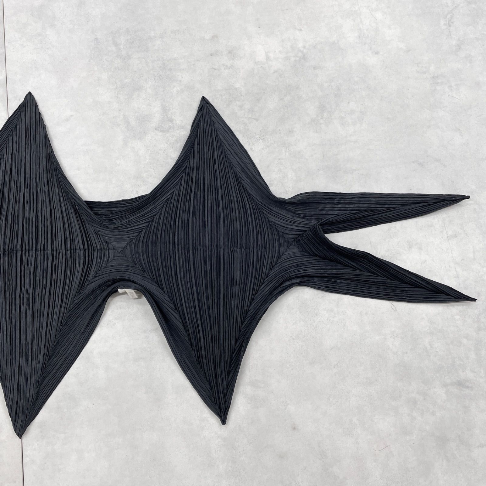 イッセイミヤケ　PLEATS PLEASE プリーツストール 白黒 PLEATS PLEASE ISSEY MIYAKE プリーツプリーズ イッセイミヤケ 変形