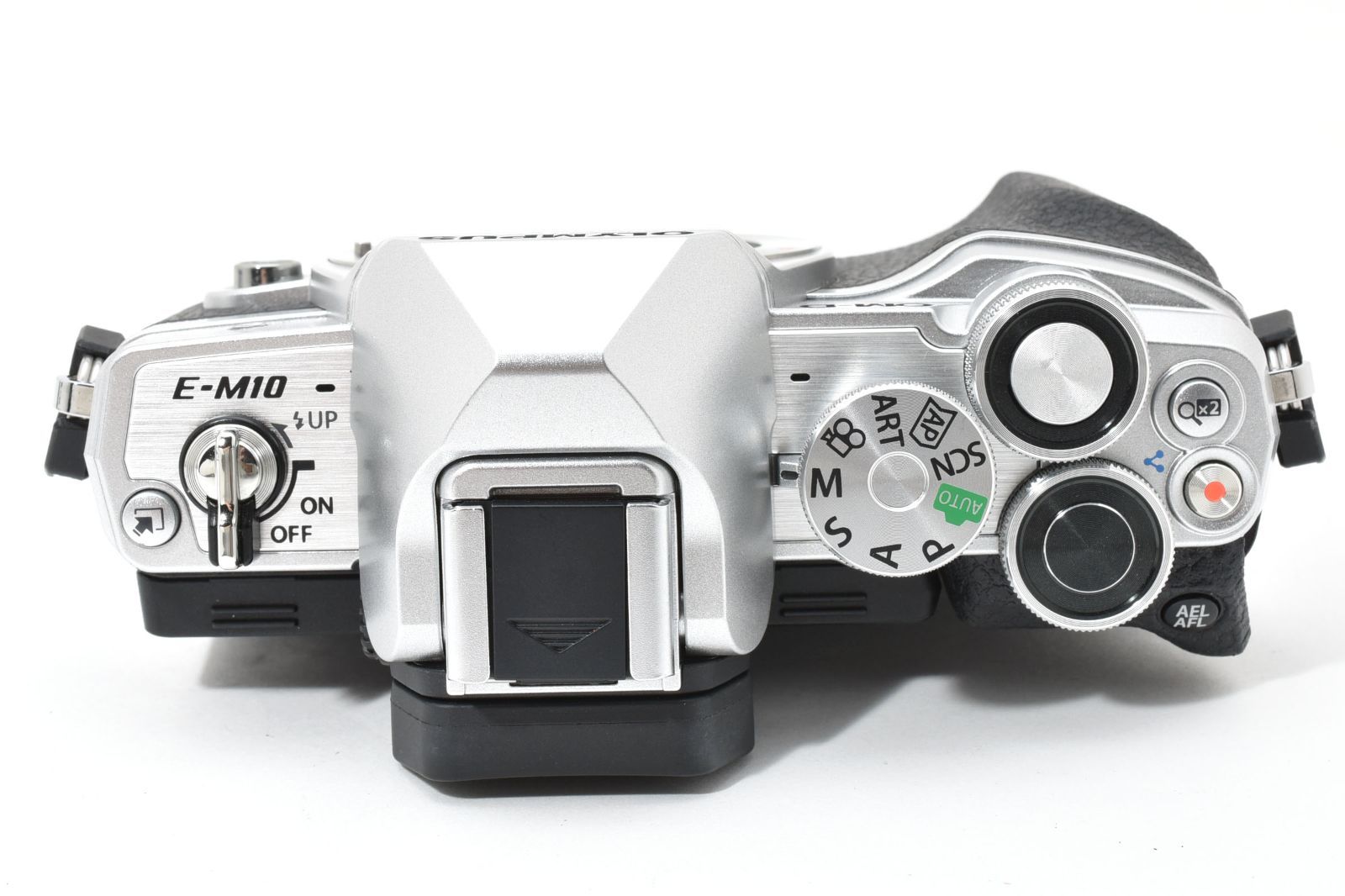 ☆極上☆ オリンパス OLYMPUS OM-D E-M10 Mark IV ボディ シルバー