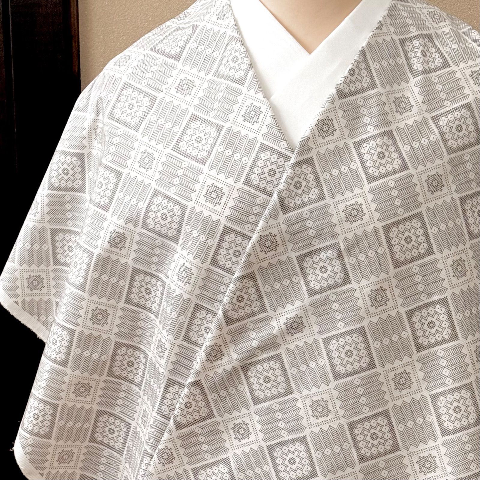 着物　本場奄美大島紬　白龍郷柄　一元絣　興紬工房　6623 着物 本場奄美大島紬 白龍郷柄 一元絣 興紬工房 0140 - メルカリ