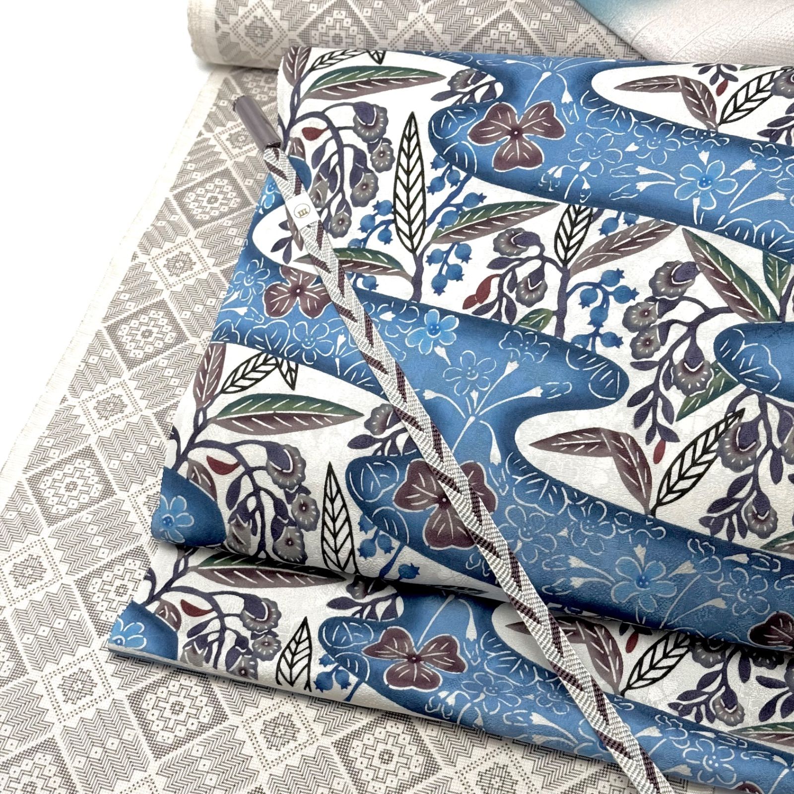 着物 本場奄美大島紬 白龍郷柄 一元絣 興紬工房 0140 - メルカリ