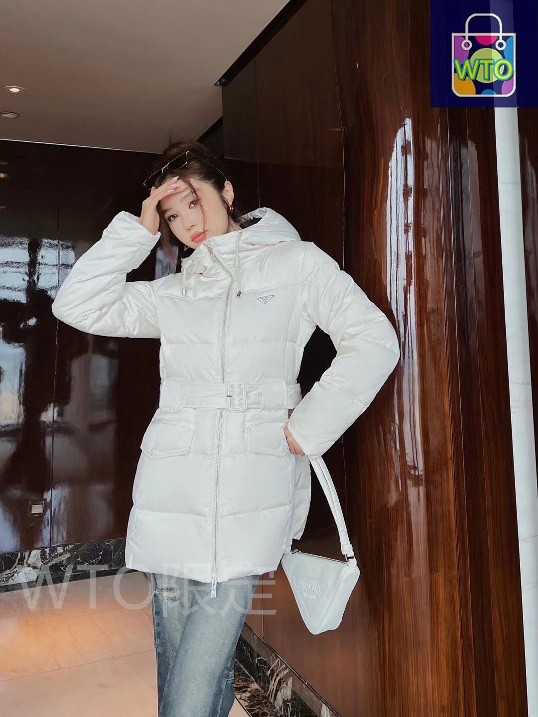 PRADA ホワイトダウンジャケット 1/28 Sun｜コンパクトな「プラダ」のホワイトダウンジャケットなら