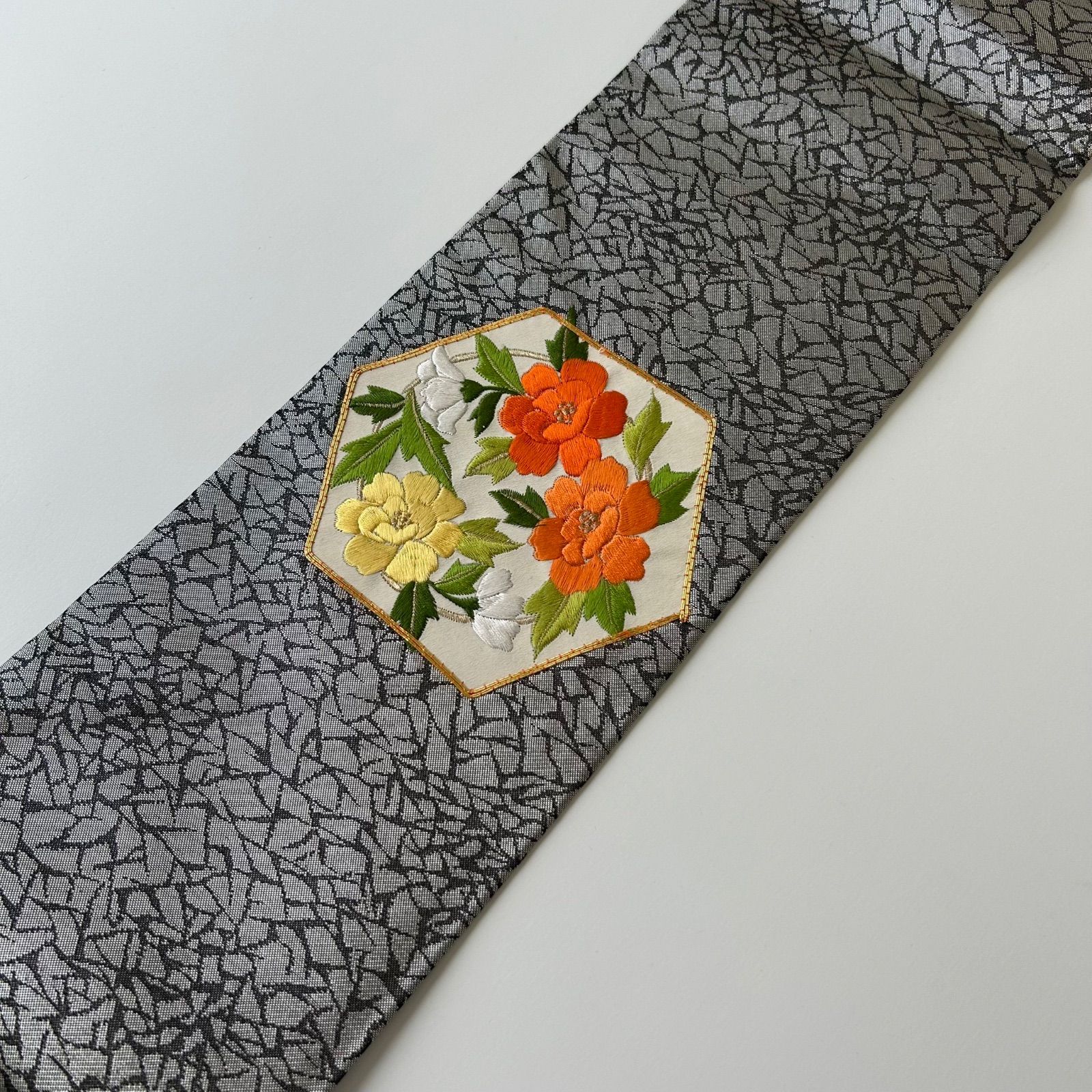 豪華刺繍 名古屋帯 正絹 金駒刺繍 変わり亀甲に花 九寸 MA-1157 - メルカリ