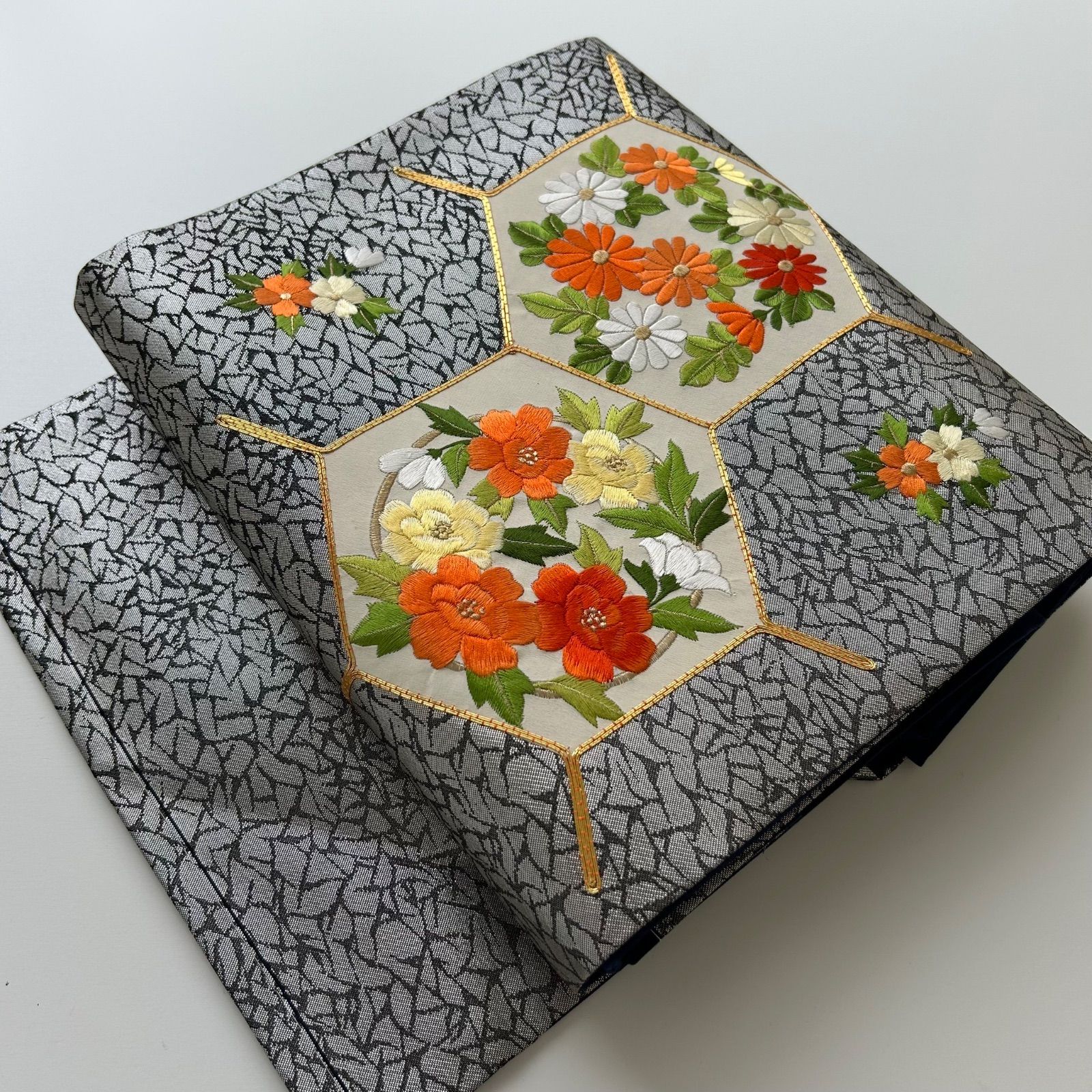 豪華刺繍 名古屋帯 正絹 金駒刺繍 変わり亀甲に花 九寸 MA-1157