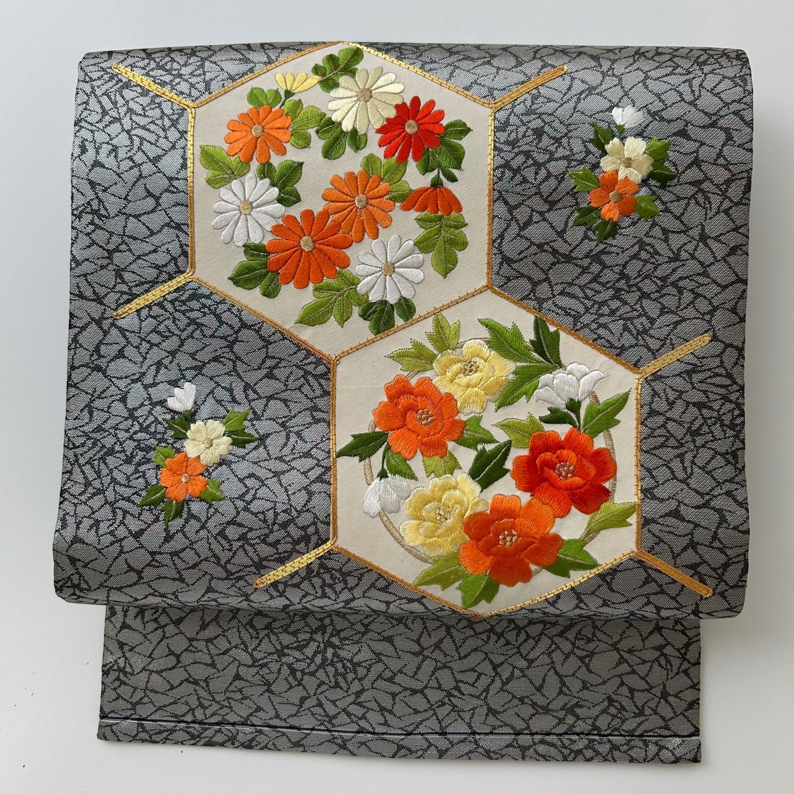 豪華刺繍 名古屋帯 正絹 金駒刺繍 変わり亀甲に花 九寸 MA-1157 - メルカリ