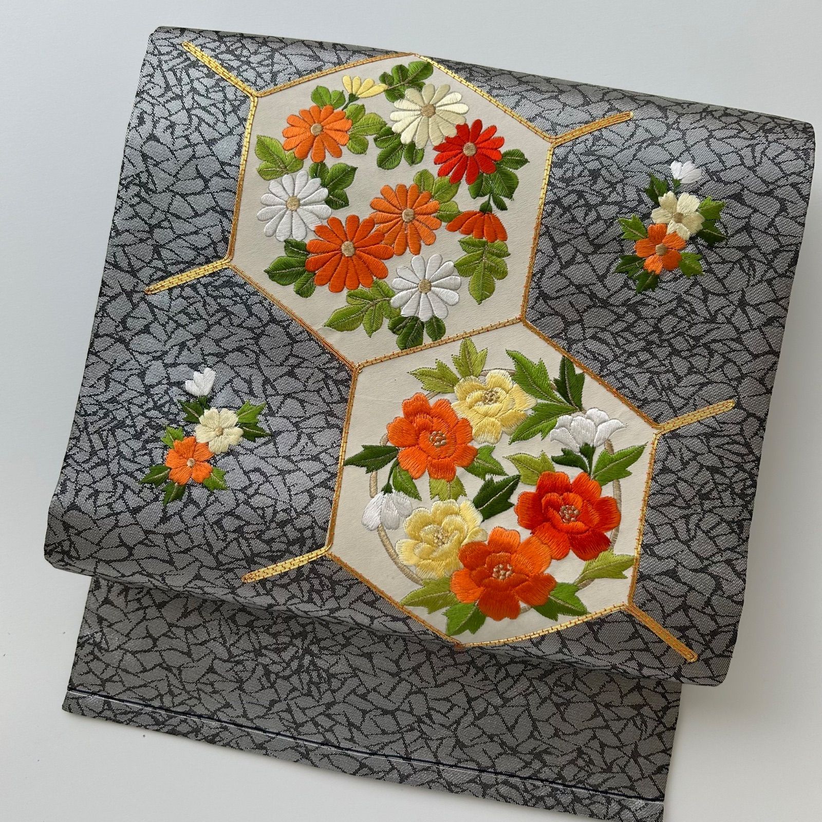 豪華刺繍 名古屋帯 正絹 金駒刺繍 変わり亀甲に花 九寸 MA-1157 - メルカリ