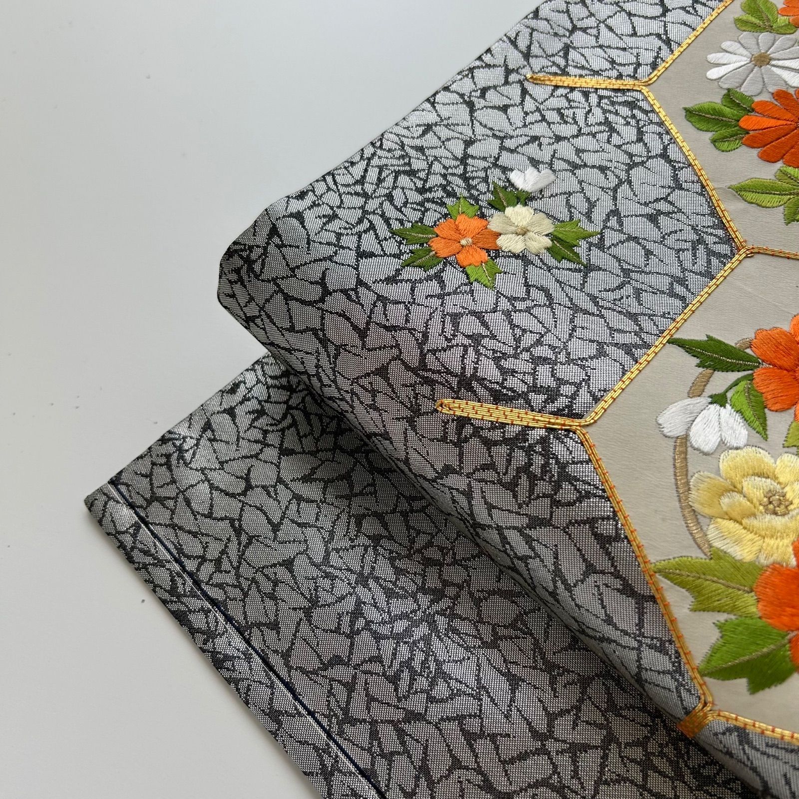 豪華刺繍 名古屋帯 正絹 金駒刺繍 変わり亀甲に花 九寸 MA-1157 - メルカリ