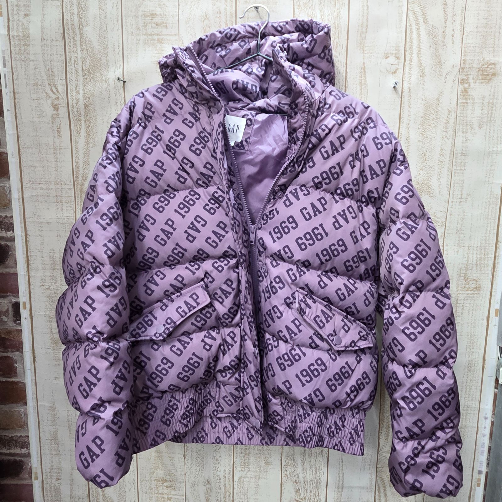 11 S99875 GAP ギャップ ロゴ 総柄 フーディー ダウン ジャケット 