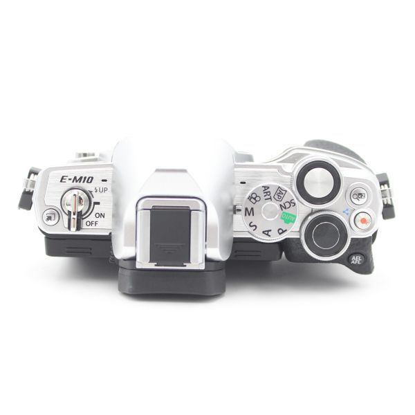 ショット数5995！□ほぼ新品□ OLYMPUS ミラーレス一眼カメラ OM-D E