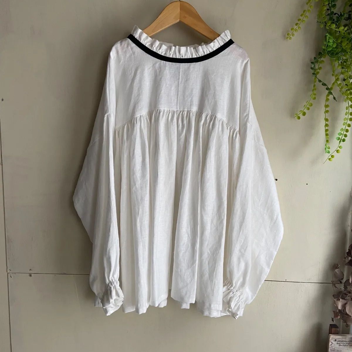 no775フリル黒リボンヨークギャザーブラウス　リネンブラウス　オフホワイト リネンブラウス フリルヨークギャザーブラウス 黒リボン オフホワイト