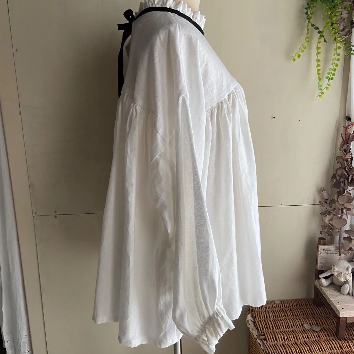 no775フリル黒リボンヨークギャザーブラウス　リネンブラウス　オフホワイト no775フリル黒リボンヨークギャザーブラウス リネンブラウス オフ