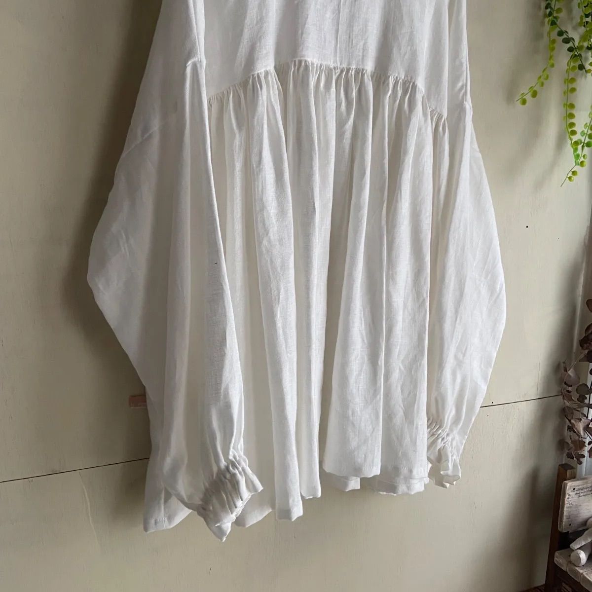 リネンブラウス フリルヨークギャザーブラウス 黒リボン オフホワイト