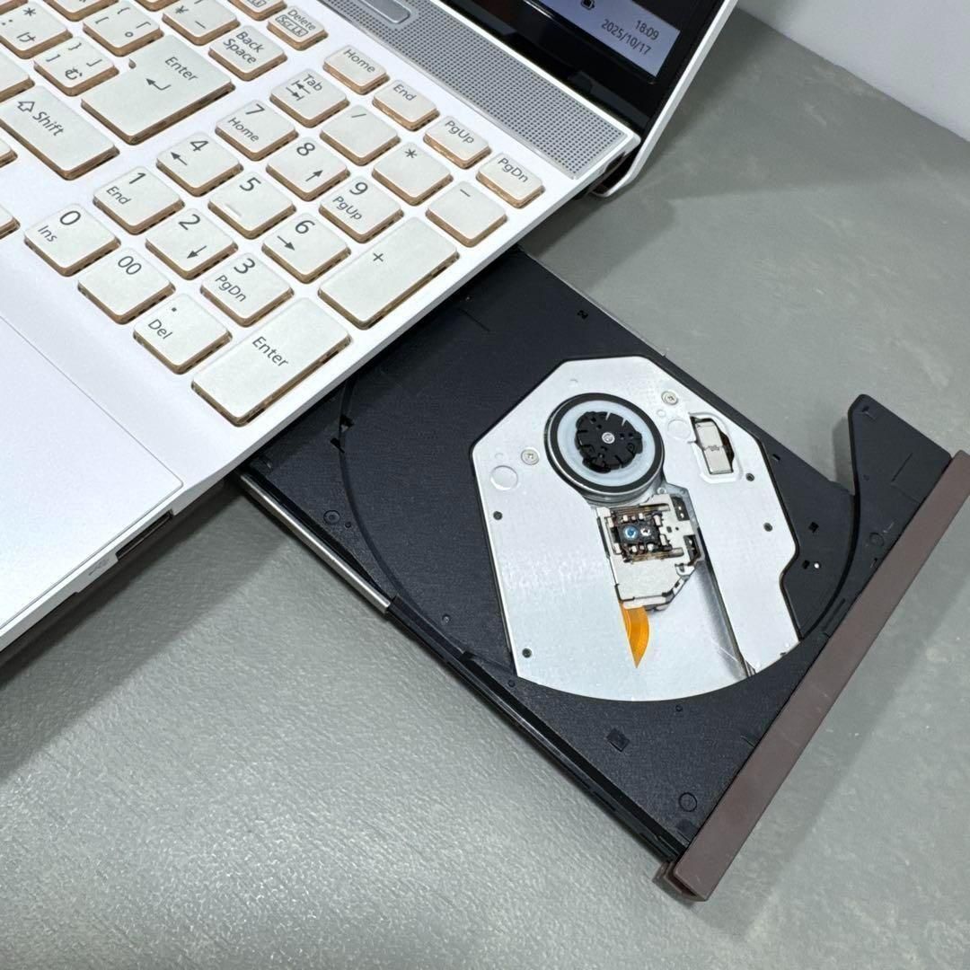 極上品】富士通プレミアムホワイト☘8世代corei7☘️SSD512+1TB - メルカリ