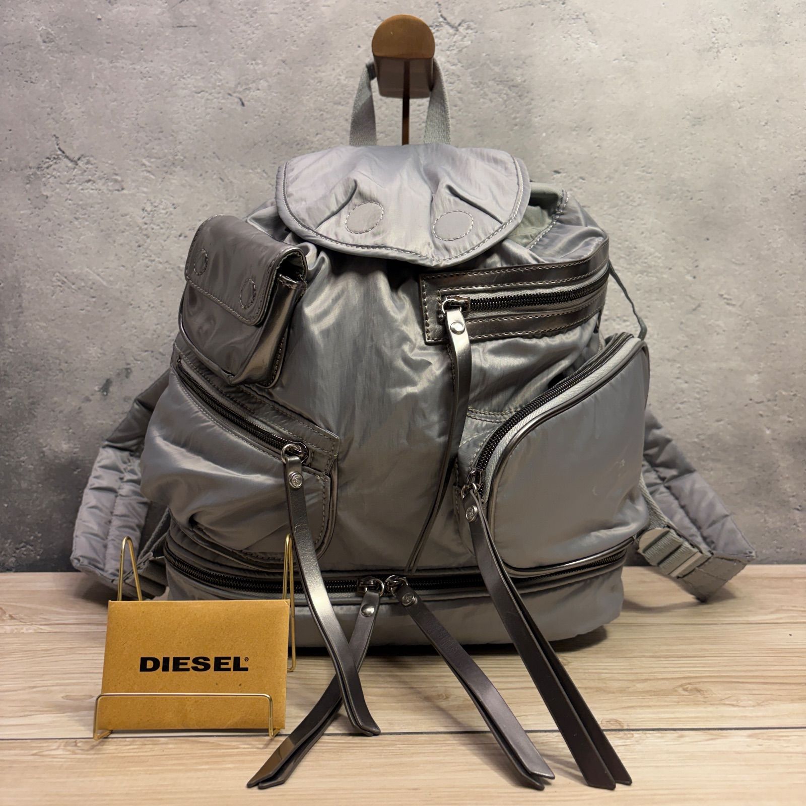 DIESEL シルバー リュック・バックパック　ターンロック ✨DIESEL ディーゼル リュック シルバー✨ 大容量 バックパック ユニ