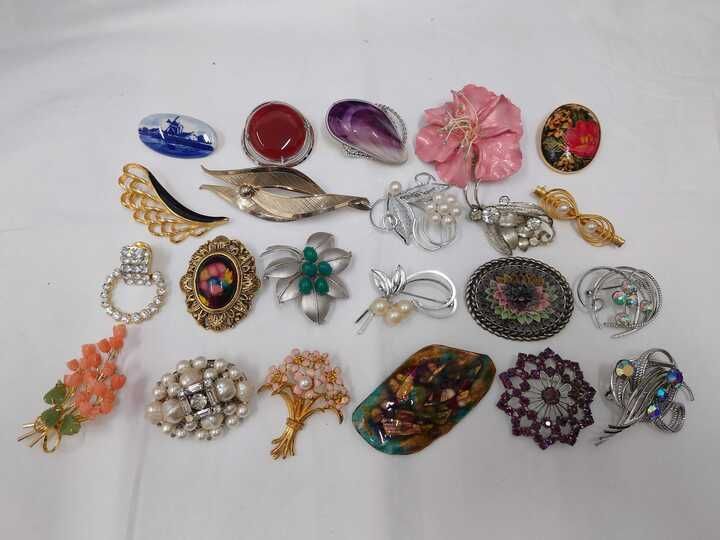 【vintage】多様なデザインのブローチセット　130点以上　まとめ売り vintage】多様なデザインのブローチセット 130点以上 まとめ売り