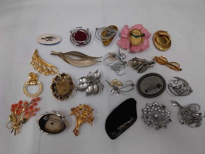 【vintage】ブローチ　大量　150点+おまけ　まとめ売り vintage】ブローチ 大量 150点+おまけ まとめ売り