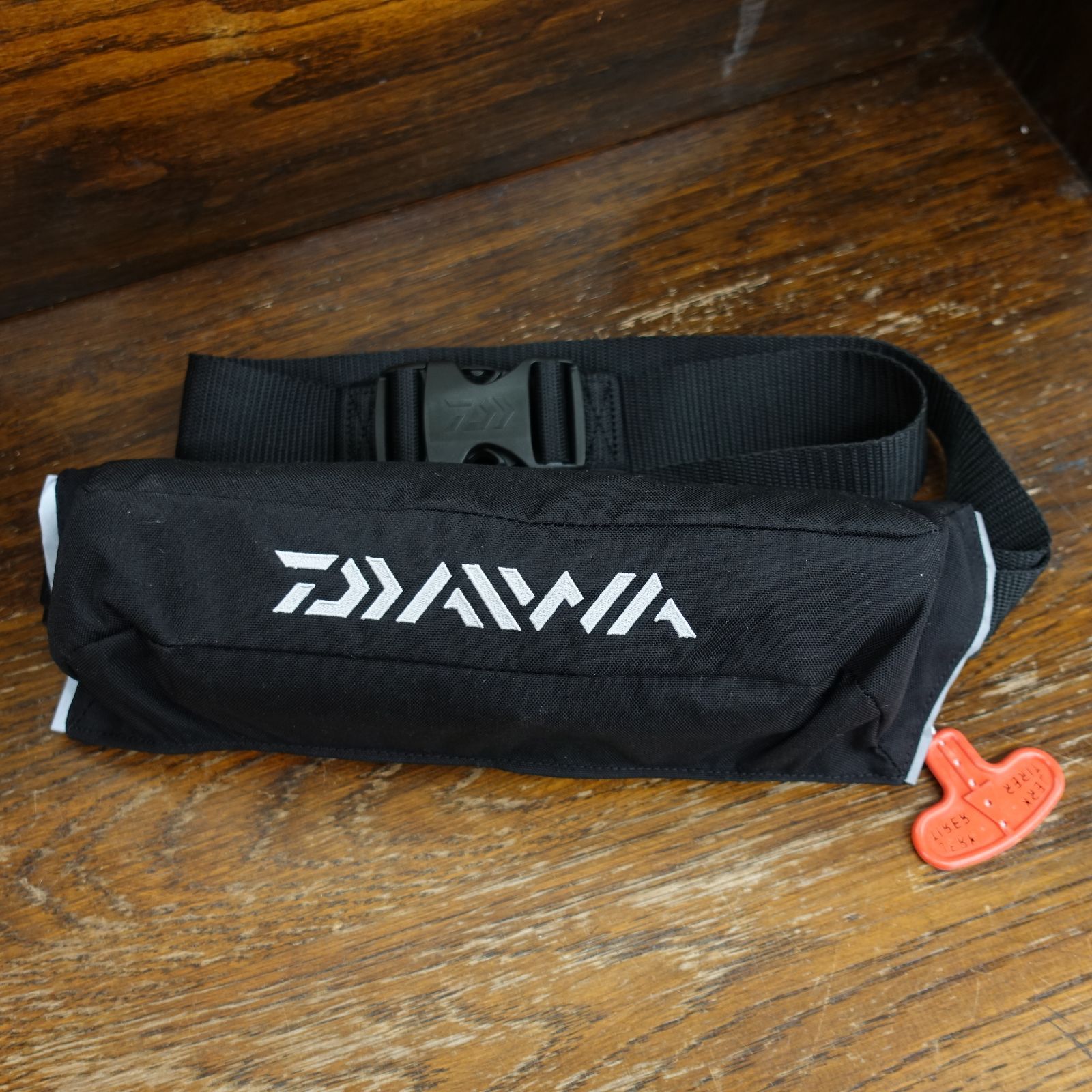 未使用！膨張式救命胴衣 DAIWA DF-2220 コンパクトライフジャケット（ウエストタイプ自動・手動膨脹式） DF-2220 エキスパート藤沢辻堂店