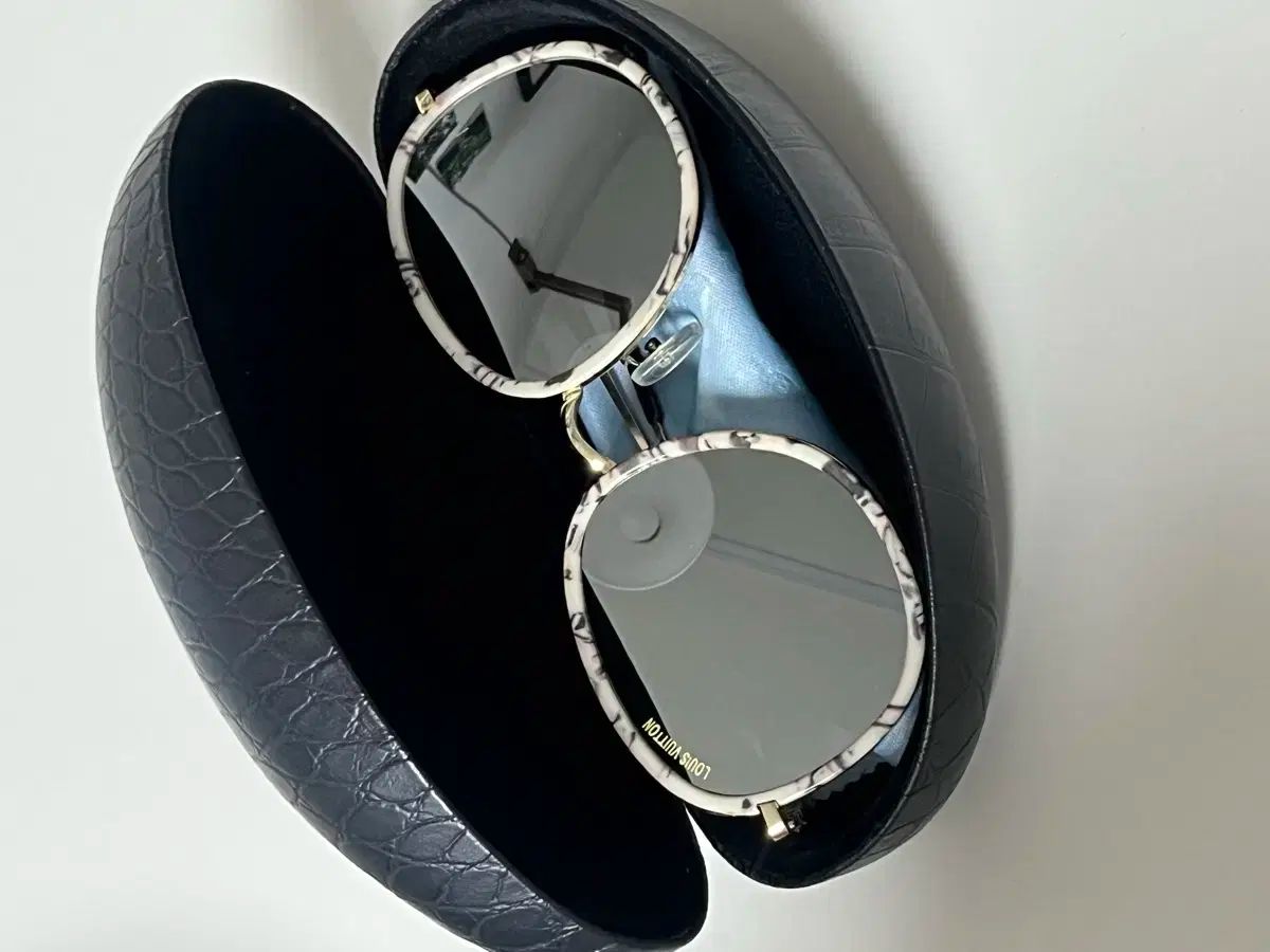 ルイヴィトンサングラスケース　新品！ 限定1000本 極美品 LOUIS VUITTON ルイヴィトン キャッツアイ