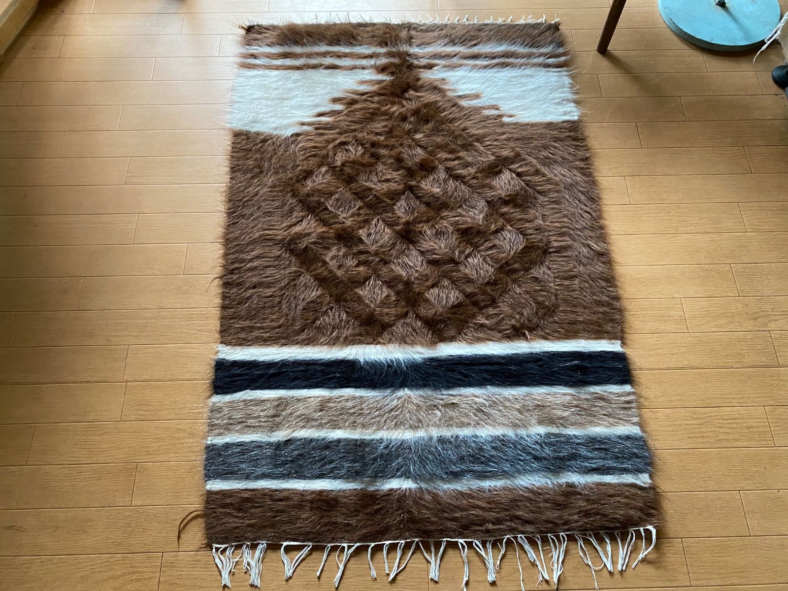 アンゴラヤギのモヘアで織られたシイルトバッタニイェ！ラグだけでは