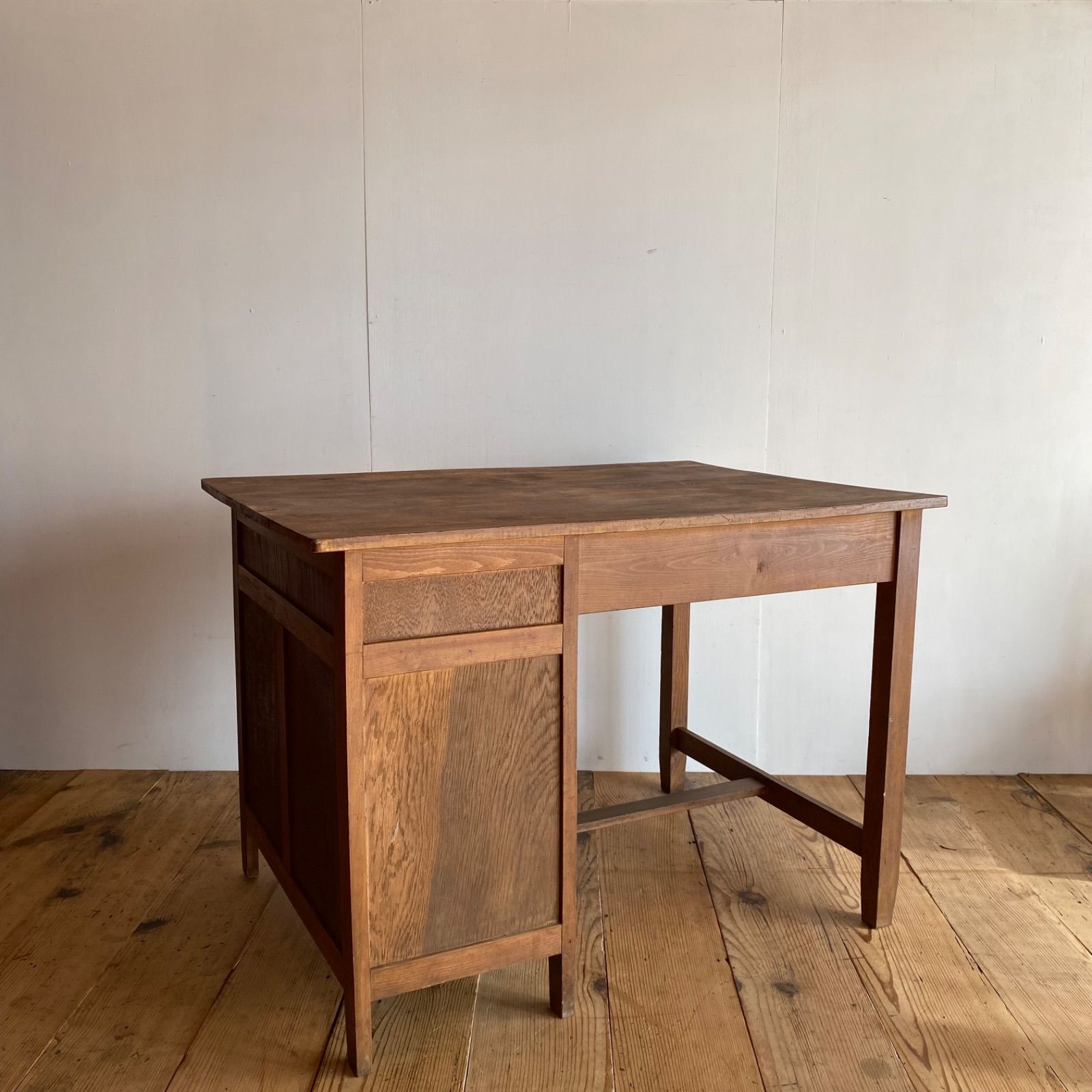 古い木製の片袖机　小引き出し6杯　ワークデスク　作業台　引き出し　古家具 古い木製の片袖机 小引き出し6杯 ワークデスク 作業台 引き出し 古