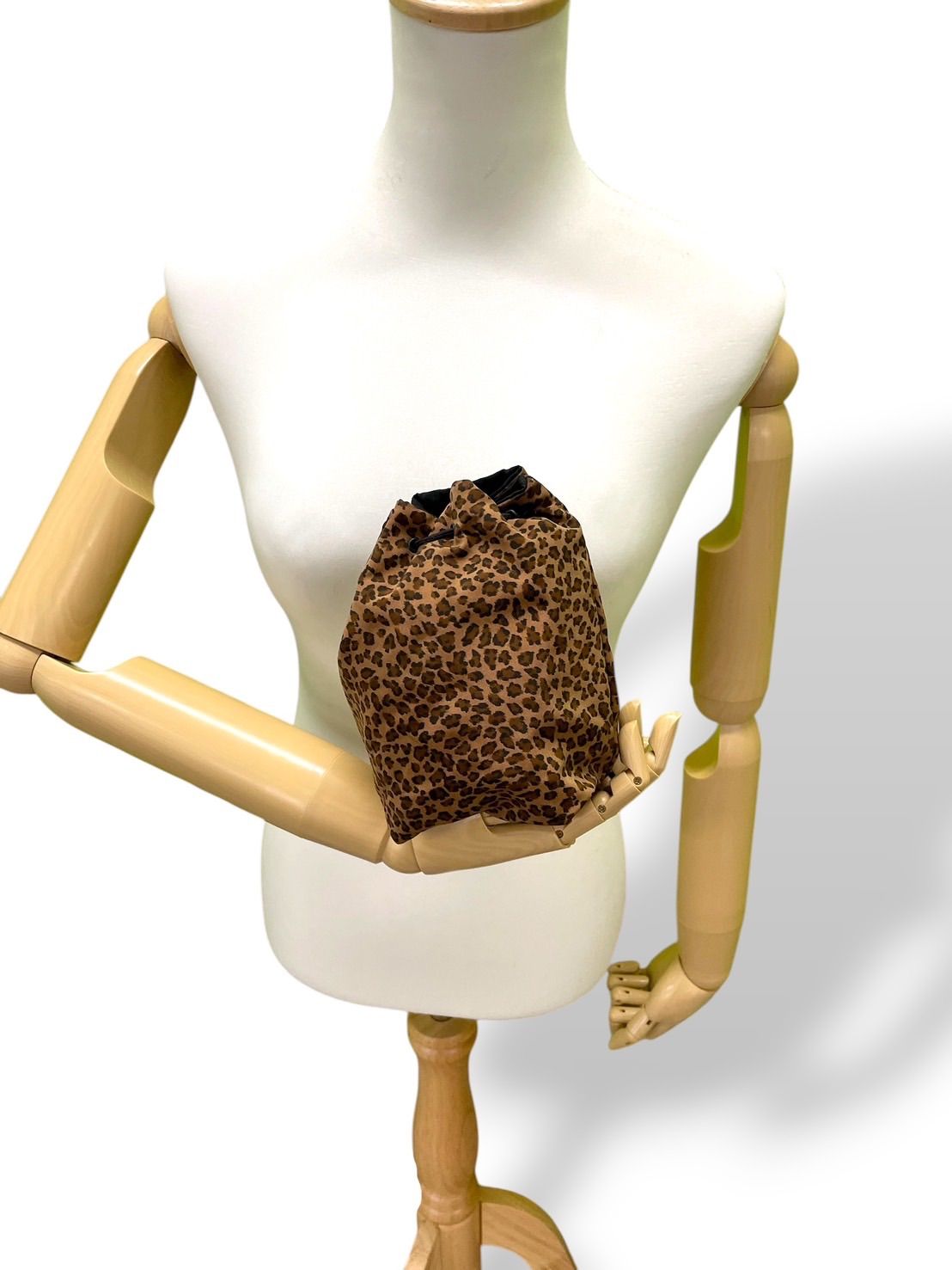 未使用品　BOTTEGA VENETA 　巾着　バッグ　ナイロン ヒョウ柄 美品 タグ付き BOTTEGA VENETA ボッテガヴェネタ ハンドバッグ 巾着