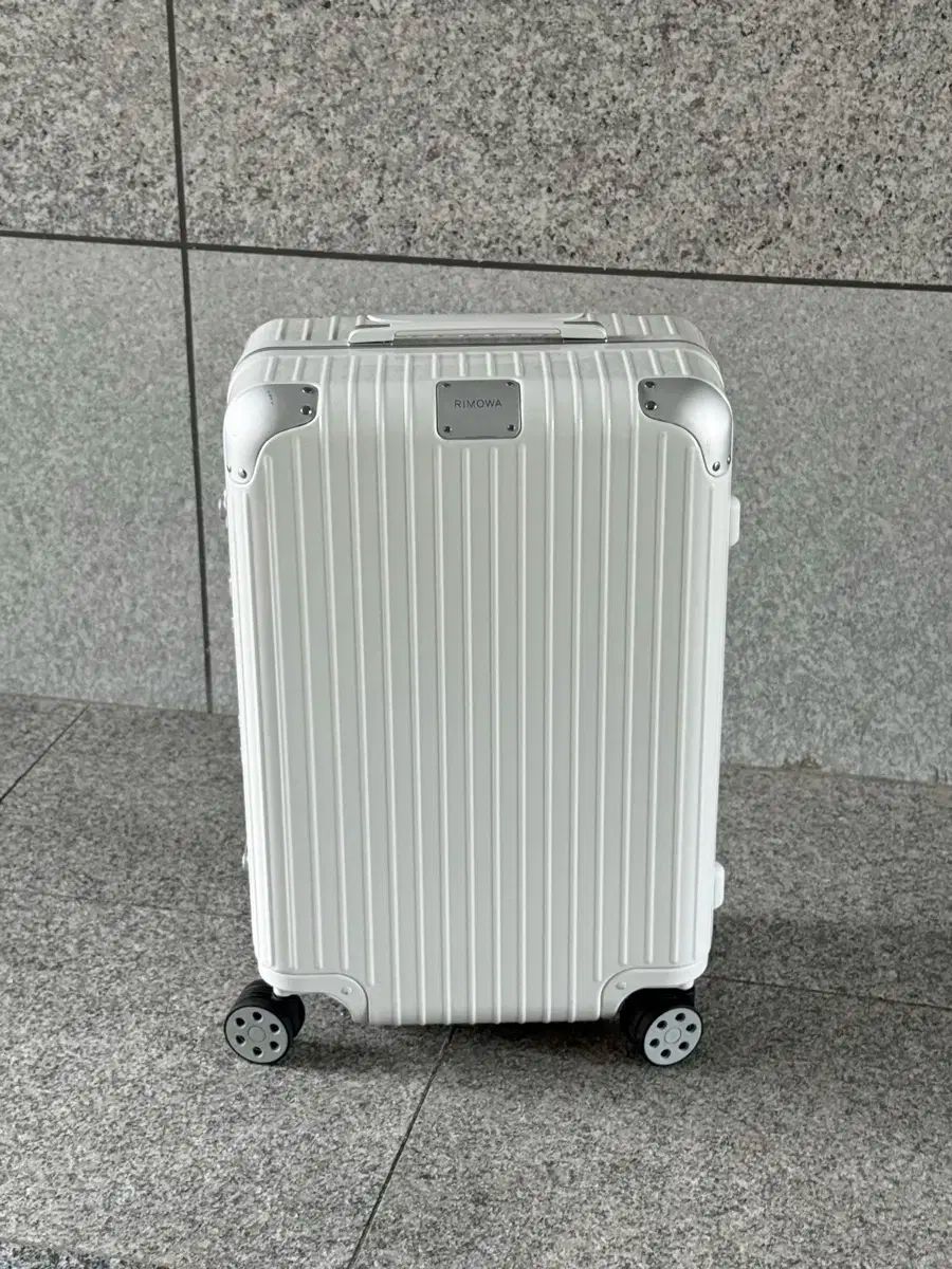 生涯保証 美品 リモワ ハイブリッド チェックイン M 62L TSAロック 白 生涯保証 美品 リモワ ハイブリッド チェックイン M 62L TSAロック 白