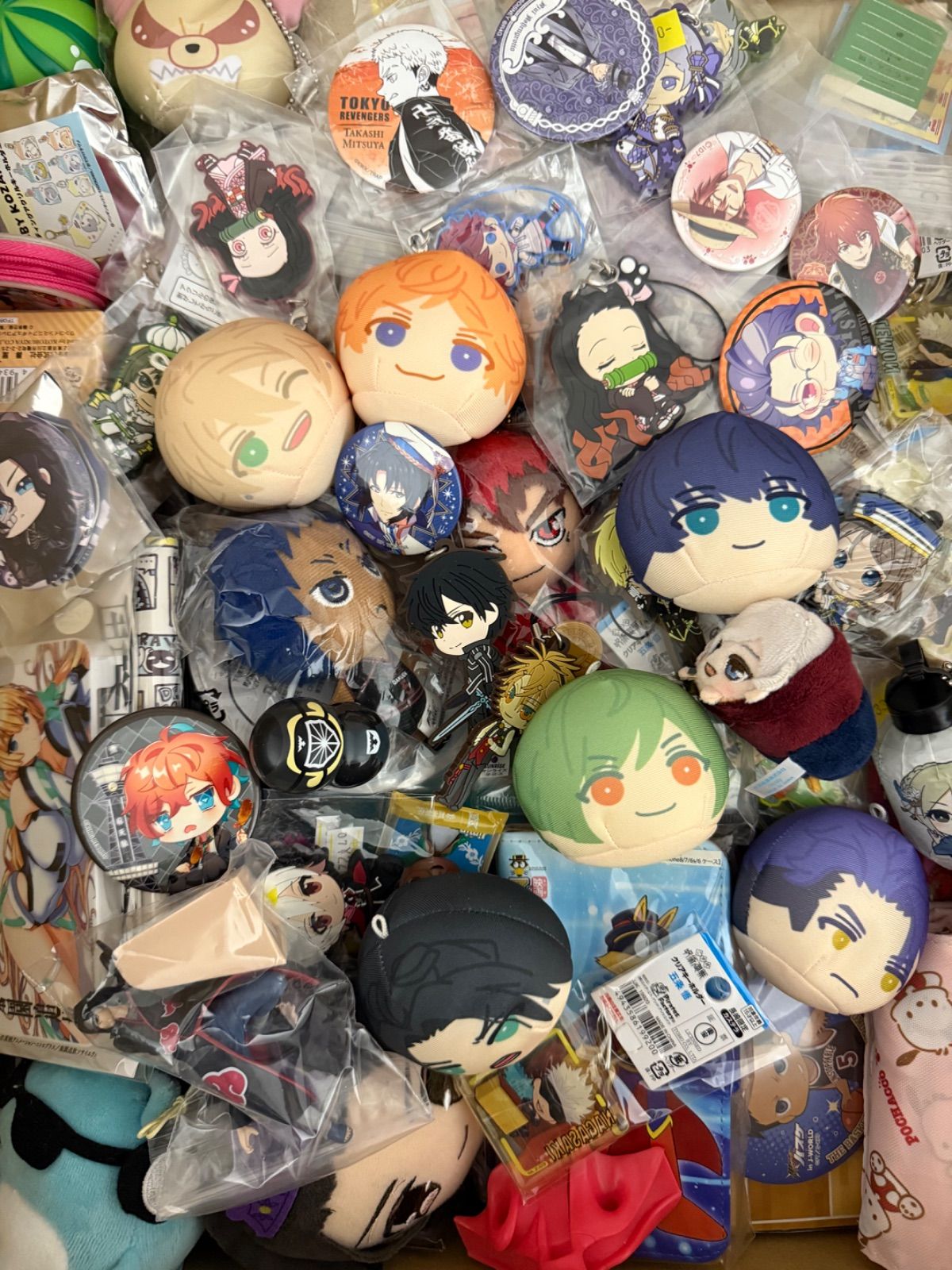 アニメグッズ　缶バッジ　アクリルグッズ　ぬいぐるみなど　490点以上　紙類なし 大特価！ アニメグッズ等 缶バッジ キーホルダー クリアファイル