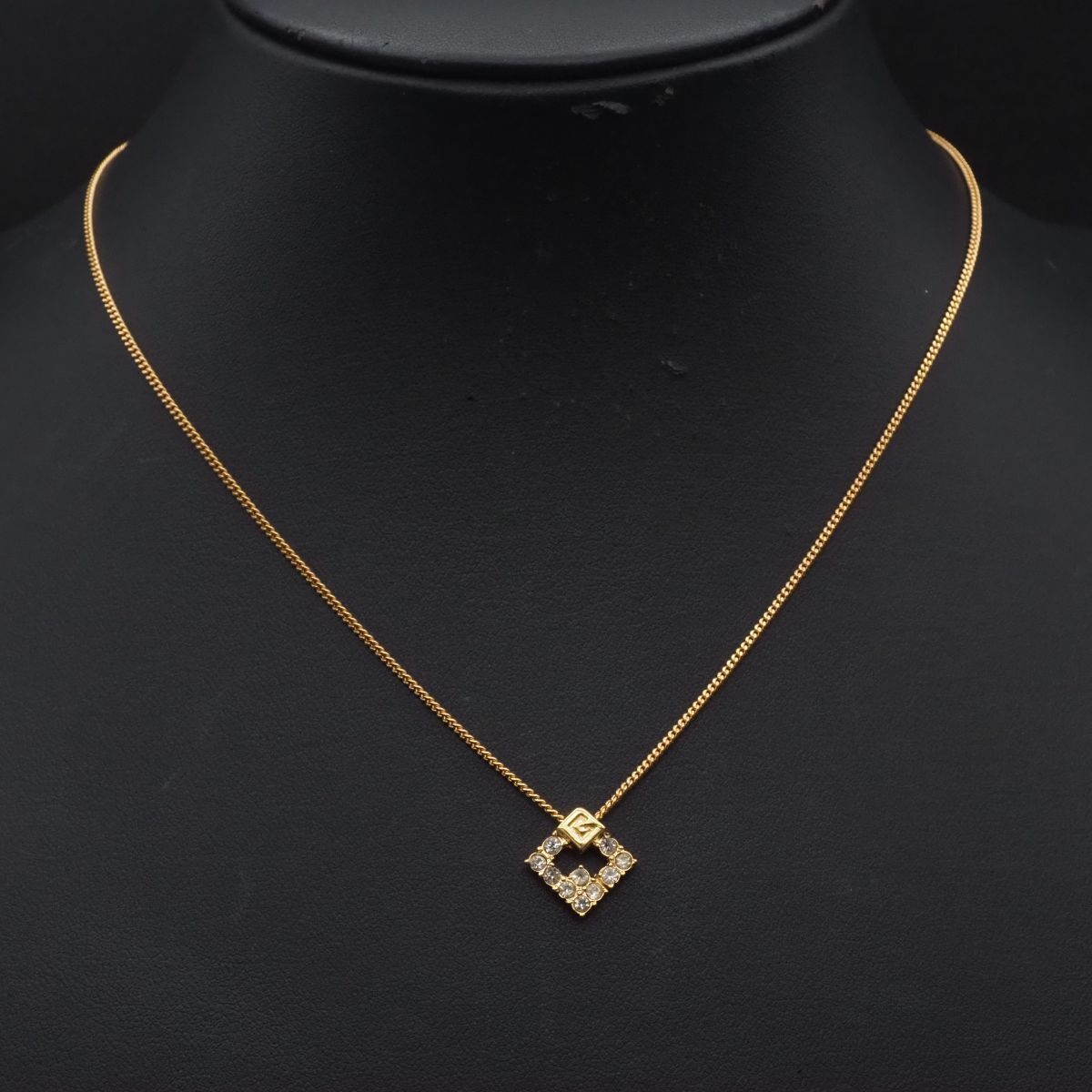 GIVENCHY ゴールドと黒のネックレスパーツ GIVENCHY ゴールドと黒のネックレスパーツ GIVENCHY ゴールドと黒の