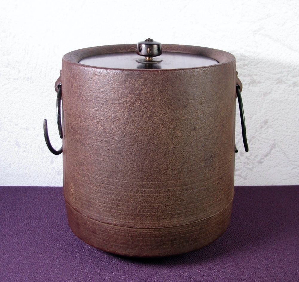 茶道具　人間国宝　釜師　高橋敬典作　丸釜　鉄釜　共箱　7935C 茶道具 人間国宝 釜師 高橋敬典作 肩衝釜 共箱 C 9091A - メルカリ