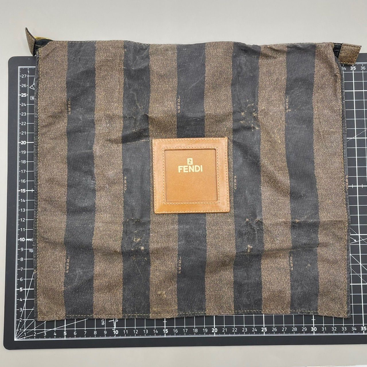 美品 FENDI フェンディ クラッチバッグ ポーチ クッション型 レザー