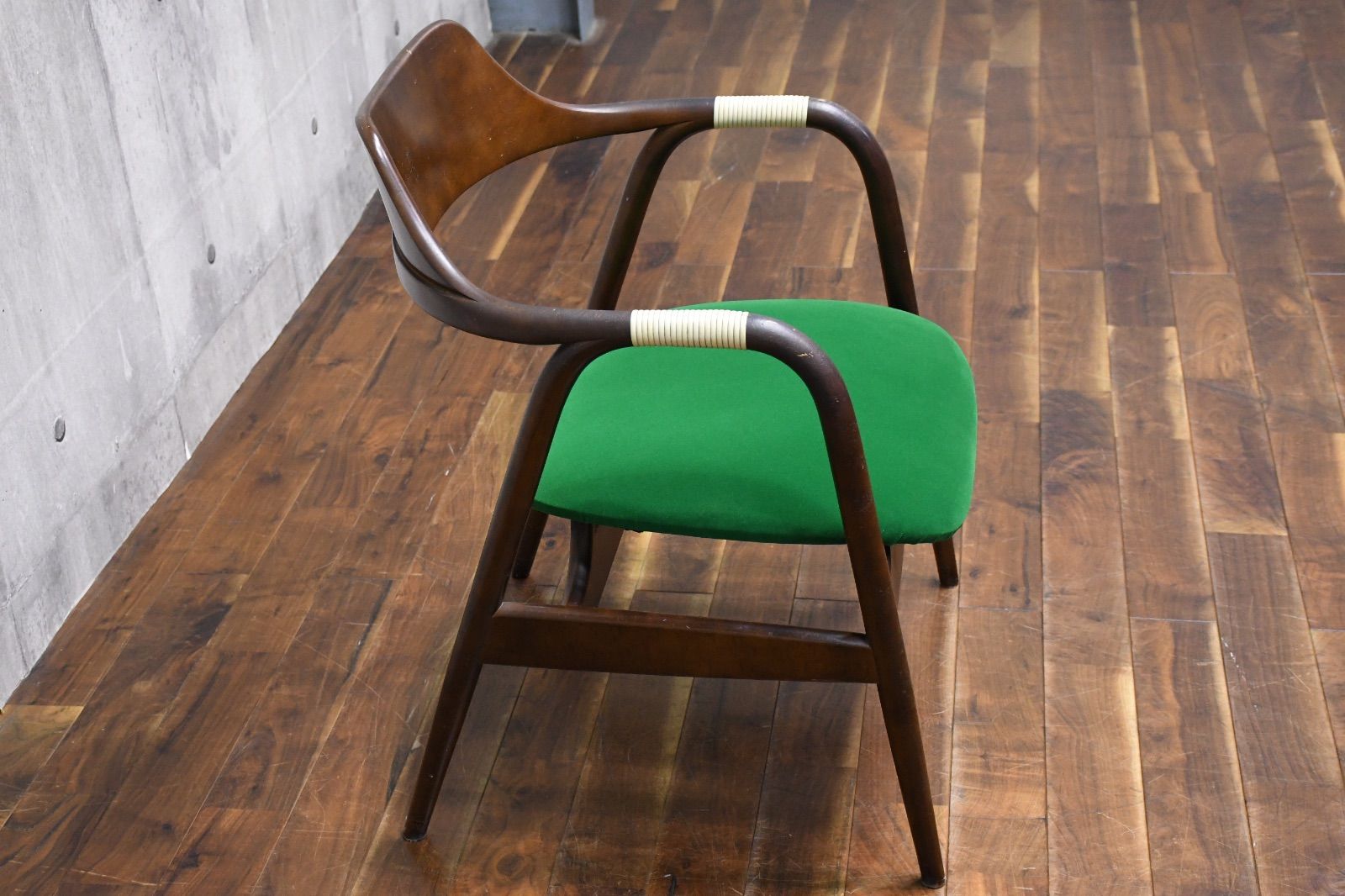 EKK11 飛騨産業 ヴィンテージ EIGER アイガー アームチェア キツツキ