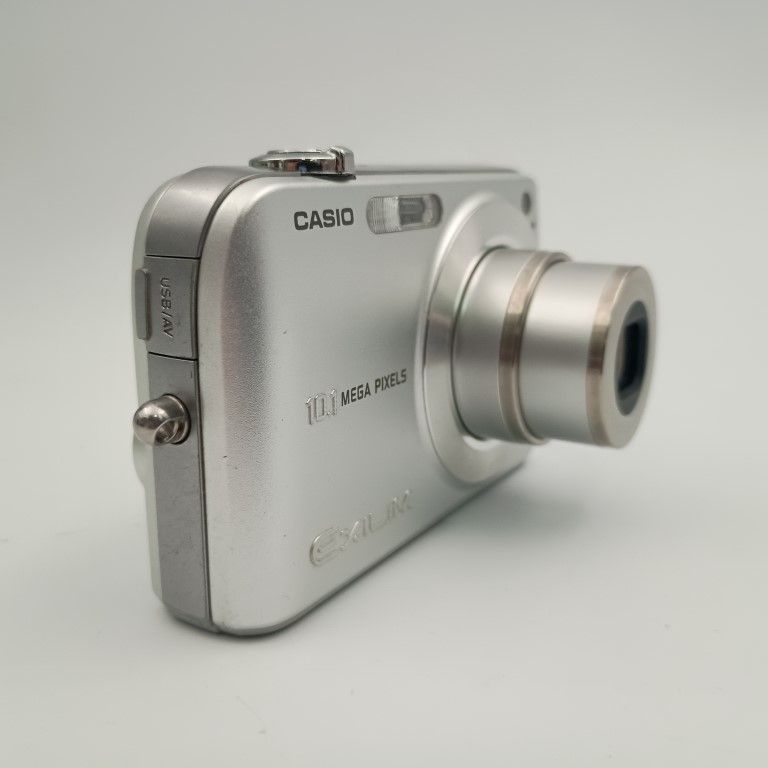 【美品】CASIO カシオ コンパクトデジタルカメラ EX-Z1050 シルバー カシオ、1000万画素のコンパクトデジカメ第2弾「EXILIM ZOOM EX-Z1050