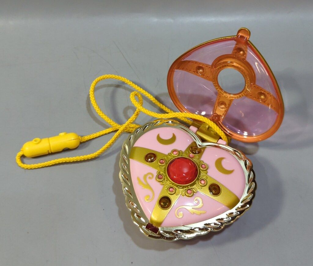 バンダイ 実写版セーラームーン ハートムーンブローチ - メルカリ