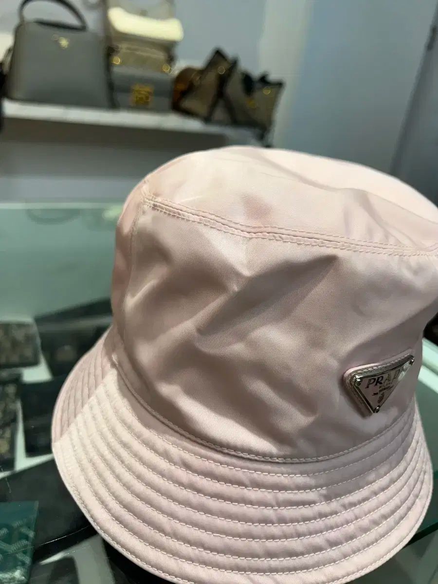 M) プラダ リナイロン バケットハット ピンク 帽子 - メルカリ