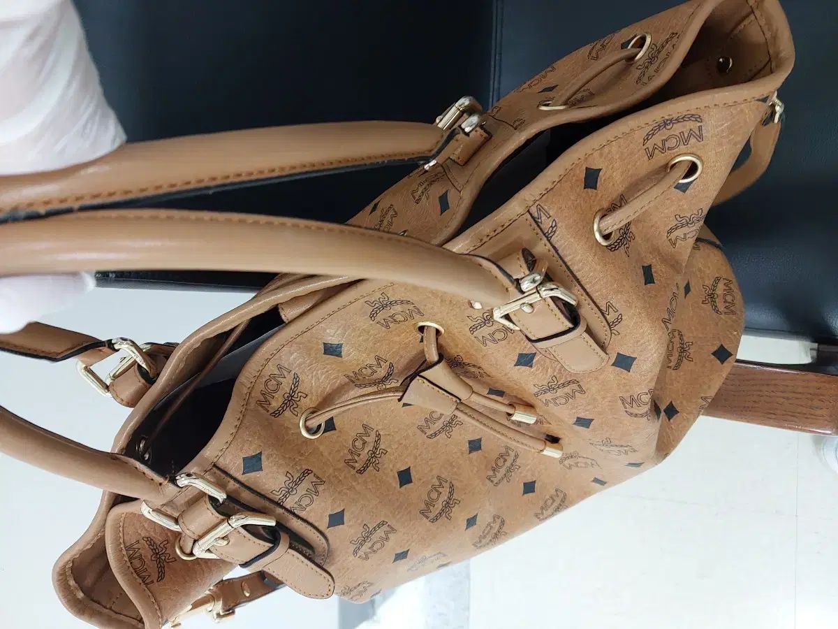 MCM（エムシーエム） ロゴグラム ロングショルダーバッグ 斜めがけ 茶 ショルダーバッグ 皮革 レザー ロゴ 茶 ブラウン（2024/10/24買取