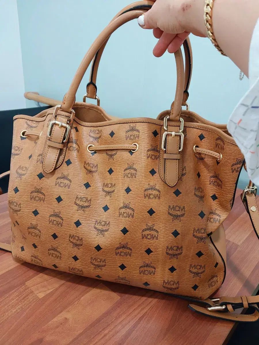 MCM ショルダーバッグ ブラウン レザー MCM ブラウンレザー ショルダーバッグ MCM ショルダーバッグ ブラウン